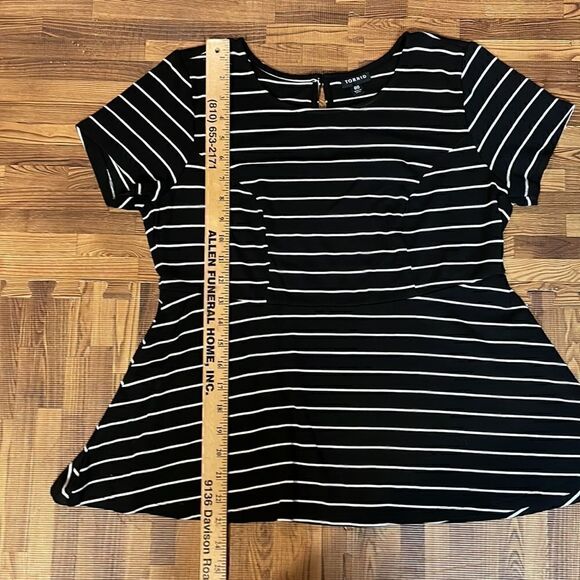 Torrid women’s plus size short sleeve top. Size 00. - Picture 4 of 7